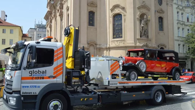 Plagiáty veteránů v centru Prahy: Co jsou vůbec zač a proč teď mají velký problém?