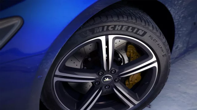 Jak funguje bezdušová pneumatika? Video odhaluje neviditelnou práci na silnici