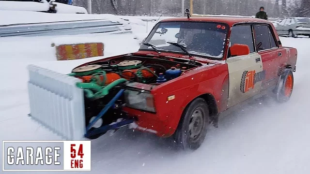 Bláznivý ruský mechanik se zase vyznamenal. Ladě nadělil dva motory