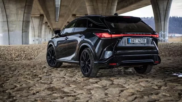 Lexus RX 500h F Sport si na atleta jenom hraje. Vyzkoušeli jsme netradiční hybridní SUV
