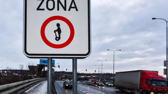 V Praze se objevila nová dopravní značka. Zakazuje jízdu na rudlíku