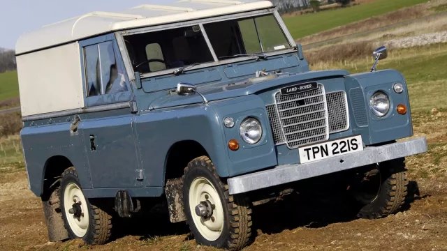 James Bond bude jezdit ve stařičkém Land Roveru. Podívejte se na tajné fotky z natáčení