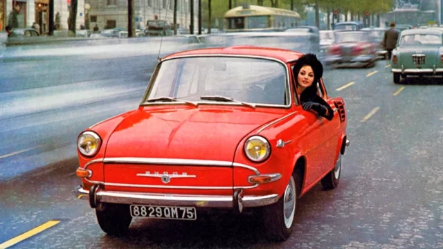 Jak se jezdilo před 17. listopadem? Na auto se čekalo roky a palivo bylo drahé