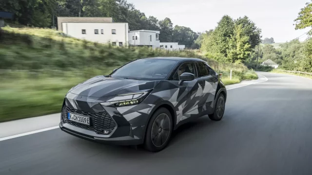 Řídili jsme mezi prvními. Nová Toyota C-HR je oproti předchůdci výkonnější a má lepší jízdní vlastnosti