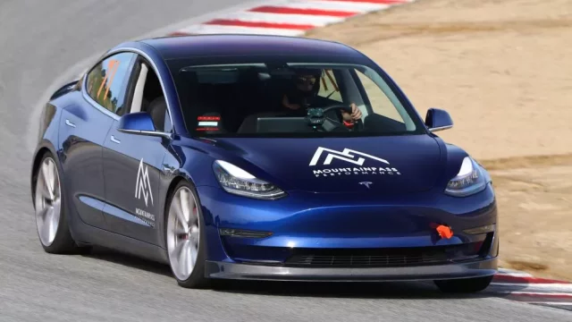Tesla Model 3 si vykroužila rekord elektrických vozidel na slavném okruhu Laguna Seca