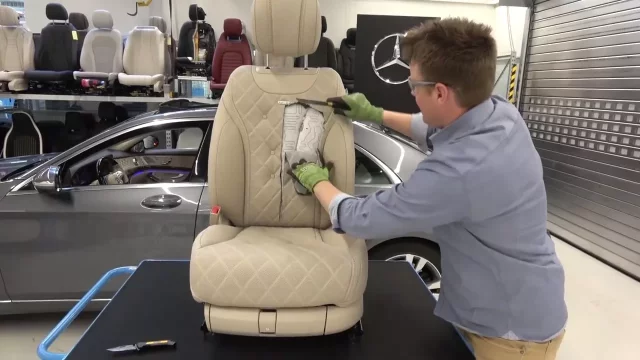 Mercedes-Benz třídy S má opravdu drahé sedačky. Co se najdete uvnitř, když je rozříznete nožem?