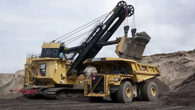 Cat 797 je důlní náklaďák velký jako dům, který uveze 650 Octavií