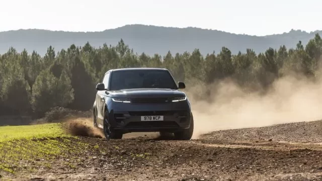 Těžký terén pouze v elektrickém režimu? Pro Range Rover Sport žádný problém (jízdní dojmy)