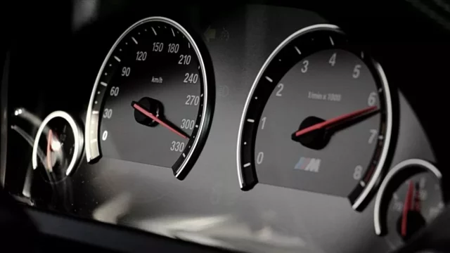 Řidič předjede policii ve 300 km/h! To, co následuje, není vůbec normální