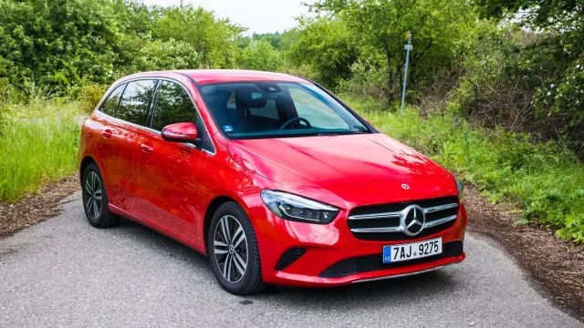 Mercedes-Benz B 180: Šikovné kompaktní MPV pro městský život