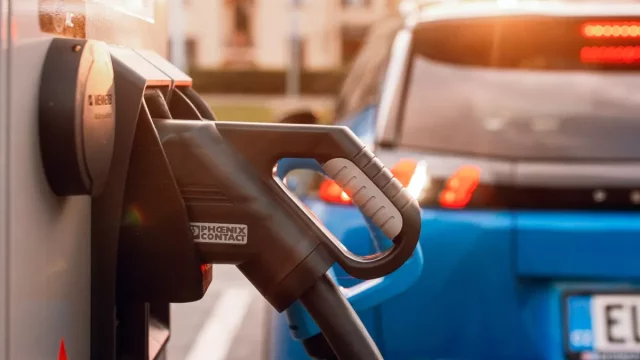 Zabydlujeme elektromobil: Poradíme, co všechno musíte doma zařídit