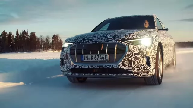 Audi láká na e-tron Sportback. Ukazuje jej na videu z testování ve Finsku