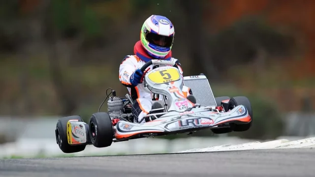 Skok přes motokáru je dost možná ten nejlepší předjížděcí manévr všech dob!