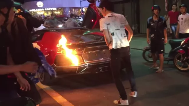 Chtěl se se svým Lambem ukázat, ale nevyšlo mu to. Auto začalo hořet