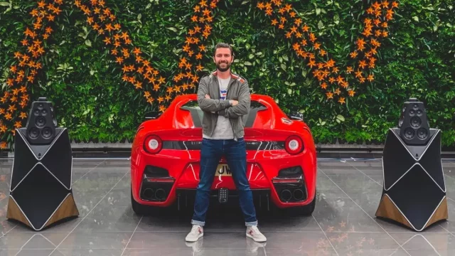 Dvanáctiválec Ferrari proti reprákům za 2 miliony. Co je hlasitější?