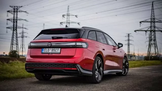 Až tu nebude Passat. Týden jsem jezdil nástupcem, který vám i tričko vysuší