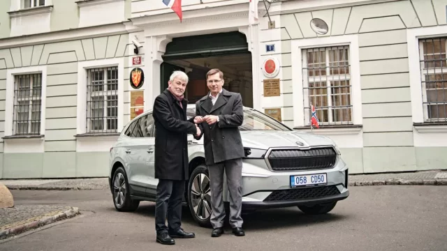 Norský velvyslanec bude jezdit Škodovkou. Jak jinak, než elektrickou