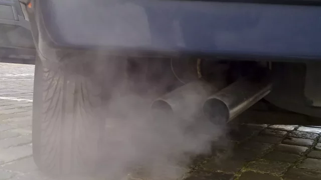 Téměř čtvrtina vytipovaných aut nesplnila emise, ukázalo pilotní měření na silnicích