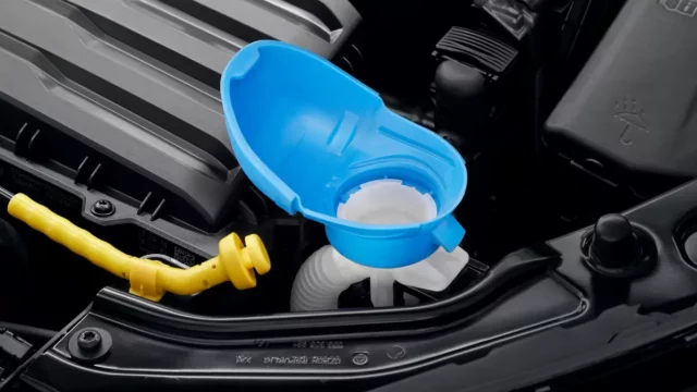 Škoda Scala živě: První test Simply Clever nádržky ostřikovačů (video)