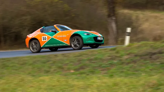 Nadšenci natočili parádní video s Mazdou MX-5 RF. Vzdává hold vítězné 787B z Le Mans