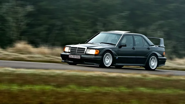 Legendární Mercedes s obrovským křídlem slaví 30. výročí. Tohle všechno o něm musíte vědět