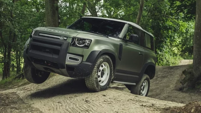 Land Rover Defender už můžete objednávat v krátké verzi 90