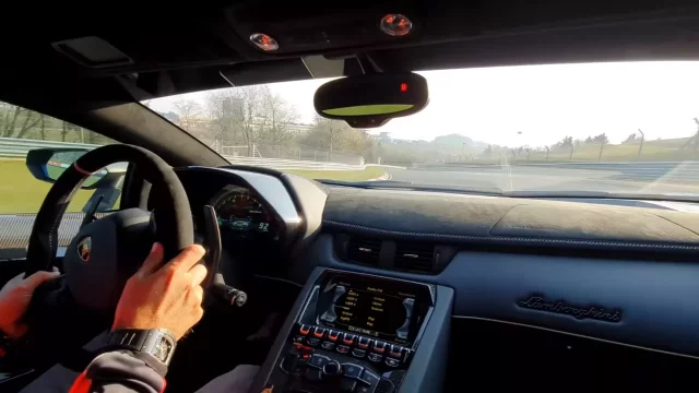 Lamborghini Aventador SVJ sotva zajel a syrový motor s 266 km hned otestoval na Nürburgringu