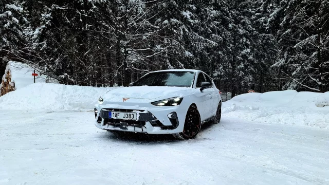 Dvoulitr, předohrab a 300 koní pod kapotou. Cupra Leon VZ chytne za nejedno petrolheadské srdíčko