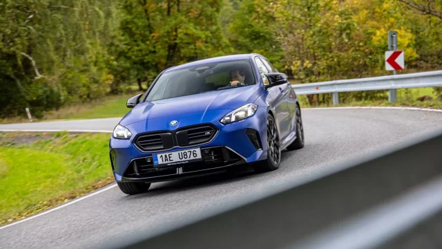 Nová generace BMW 1 je zas o něco větší, ale i zábavnější. Potěší výběrem motorizací