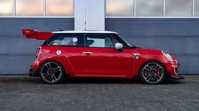 Mini John Cooper Works se vrací na 24h Nürburgringu s masivním křídlem