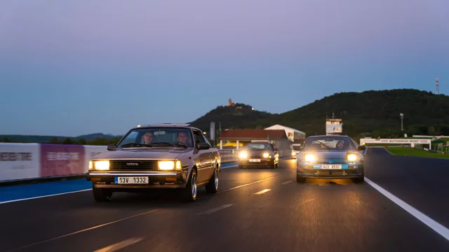 Svézt se na okruhu v Mostě, nebo jen sledovat závody ikonických vozů 60. až 80. let? Takový bude automobilový festival „The Most Classic“