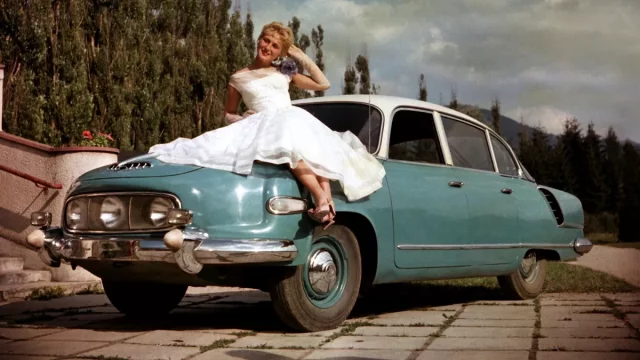 Auto papalášů v dobové reklamě: Tatra 603 jezdí rychle a bokem na běžných silnicích