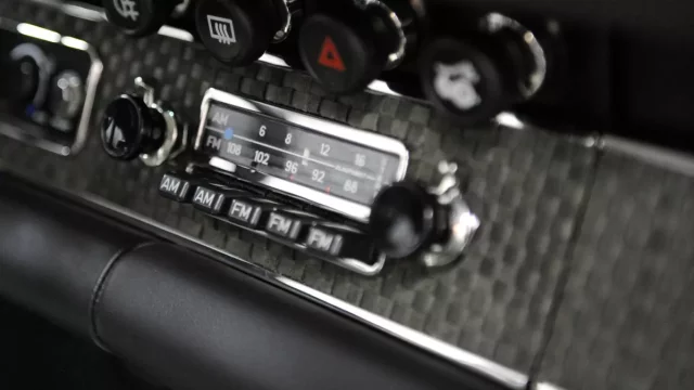 Autorádia: Jaký musí platit rozhlasový poplatek osoby a firmy?