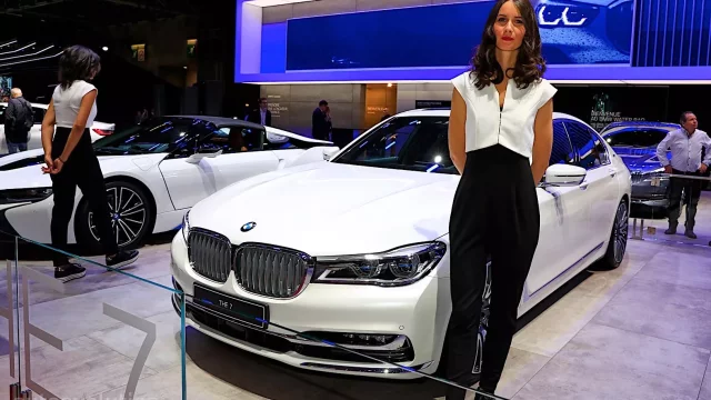 Velká galerie hostesek z letošního autosalonu v Paříži