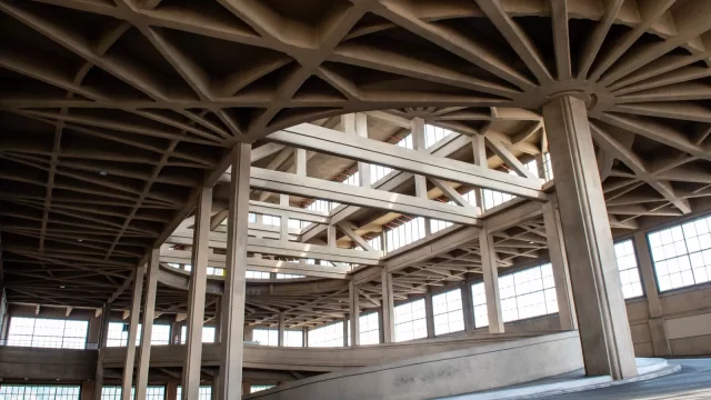 Na návštěvě v ikonické továrně Fiatu. Testovací dráhu na střeše Italové vyměnili za zahradu, výrobní linky za nákupní středisko, kouzlo zajímavé minulosti zůstalo