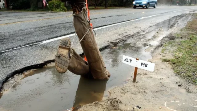 Zákeřní silničáři narafičili další díru v silnici. Škrábe laky a rve výfuky.