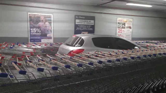 Pomsta za špatné parkování o obchoďáku baví celý svět