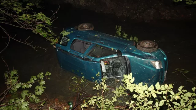 Žena sjela do ledové řeky, zachránil ji další řidič.