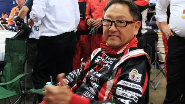 Akio Toyoda: „Nejnudnější“ automobilku světa vede nejzábavnější ředitel. Zastihli jsme ho na závodu 24h Nürburgring (reportáž)