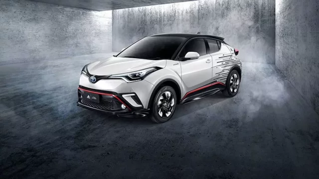 Toyota C-HR naplňuje lidové heslo „Čím víc proužků, tím víc Adidas“