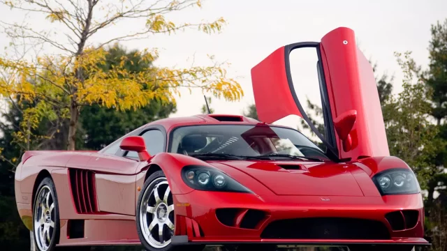 Saleen S7 Twin-Turbo se připomíná ve videu. Tenkrát mu nestačilo ani Ferrari