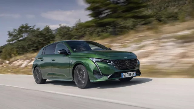 Peugeot 308 zná své české ceny, je nejlevnějším plug-in hybridem ve třídě