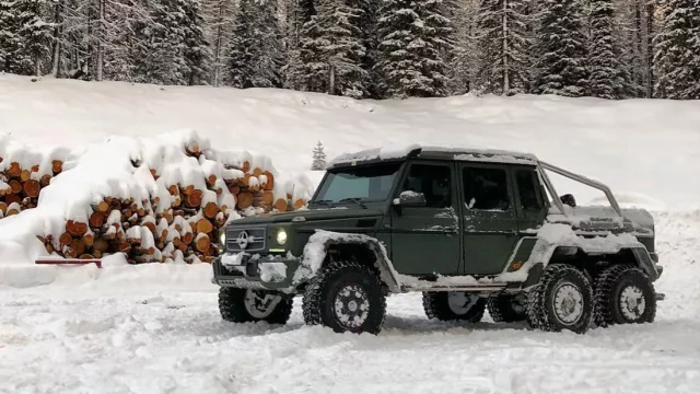 Mercedes-Benz G63 AMG 6x6 dovádí na sněhu. Až do hořkého konce...
