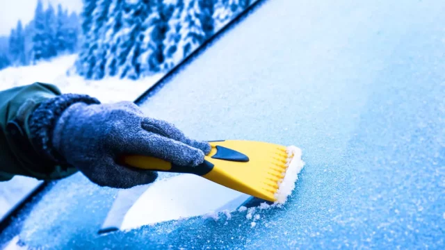 Očištění skel a světel auta v zimě, jak moc musíme skla škrábat?