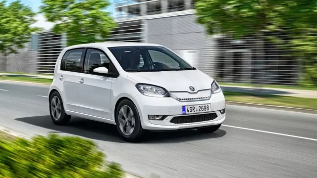 Elektromobily a hybridy budou jezdit po českých dálnicích bez známky