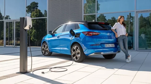 Opel představuje v Česku nové SUV, nabízí výrazný design, digitální kokpit a hi-tech prvky