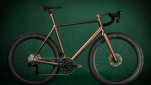 Nudíte se? Kupte si Aston Martin bicykl. Ne, to není vtip