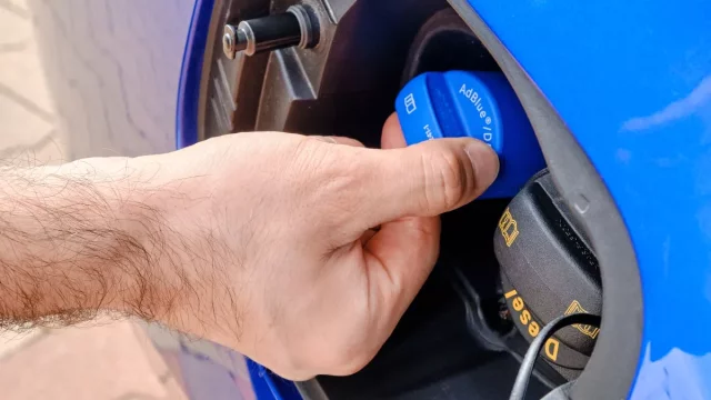 Nedostatek AdBlue zavinila hlavně panika. Ceny začínají klesat a počet čerpaček vzrostl o třetinu