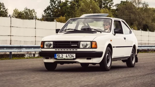 Chcete se projet Rapidem nebo Stovkou? Československé youngtimery si můžete jednoduše půjčit