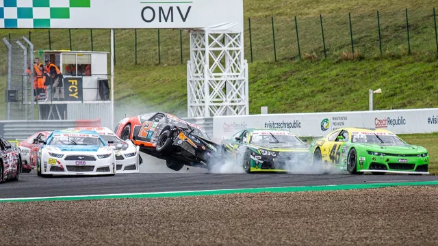 Víkend v Mostě: NASCAR ve vzduchu a Lacko dvakrát na pódiu